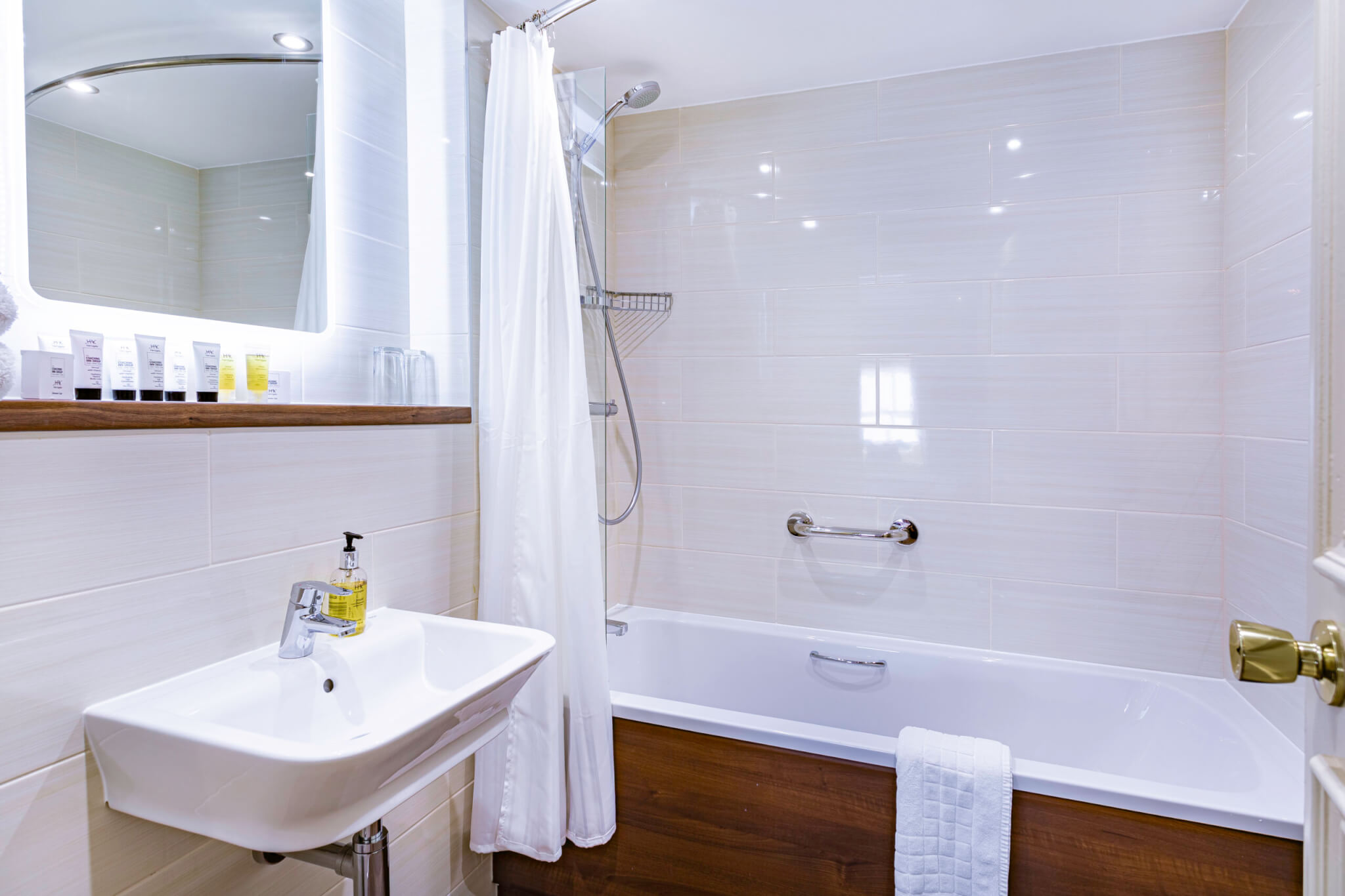 Castle Hotel Conwy Hotel Deluxe Twin Room Bathroom scaled